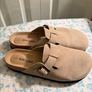 Xiakolaka Beige Suede Clogs